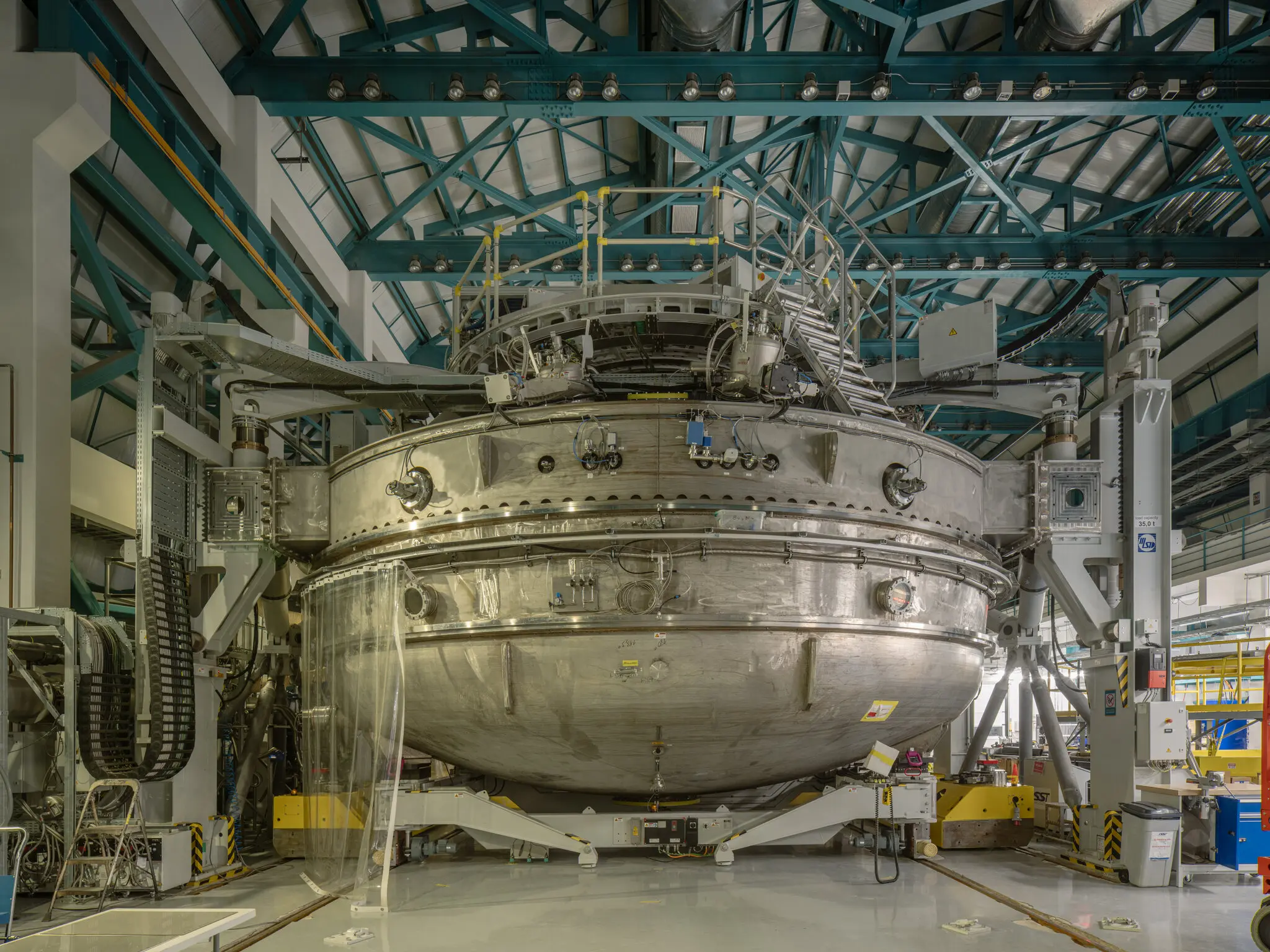 Камера покриття первинних/третинних дзеркал обсерваторії.